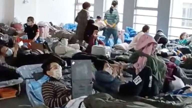 Εικόνες ντροπής στη Σανγκάη: Ασθενείς με κορονοϊό σε &quot;στρατόπεδα συγκέντρωσης&quot; - Συνωστισμός, ράντζα και σκέτο ψωμί