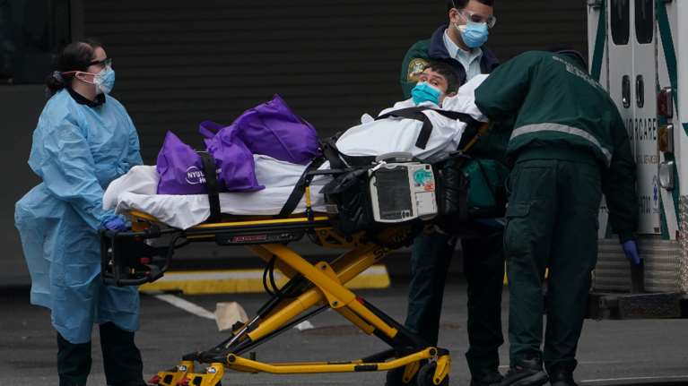 Εφιαλτικές διαστάσεις του κορονοϊού στις ΗΠΑ: 200.000 νεκροί και σχεδόν επτά εκατομμύρια κρούσματα