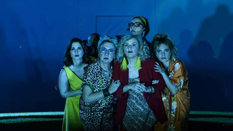 Ποιες ειναι οι &quot;Οκτώ γυναίκες&quot; που πρωταγωνιστούν στη μαύρη αστυνομική κωμωδία που κάνει θραύση στα ανοιχτά θέατρα της Αθήνας;