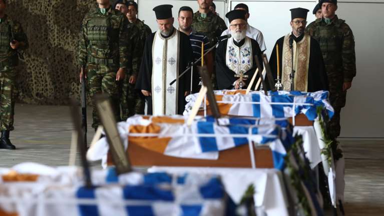 Συγκίνηση στην τελετή επαναπατρισμού λειψάνων πεσόντων οπλιτών από την Κύπρο: "Η Ελλάδα εκπληρώνει ένα ιστορικό χρέος"