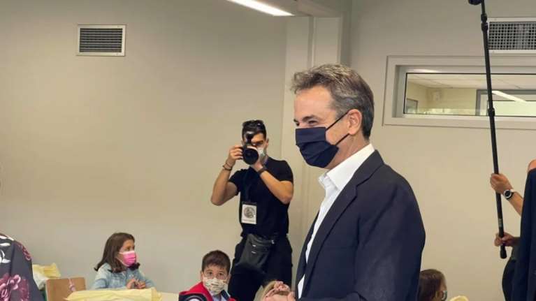 Στον αγιασμό του εντυπωσιακού νέου Δημοτικού Σχολείου στο σεισμόπληκτο Δαμάσι Τυρνάβου ο Μητσοτάκης [εικόνες]