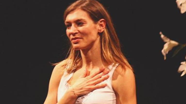 Δυνατό μήνυμα από τη Ζέτα Δούκα: Η βία δεν έχει χρώματα - Έχει μόνο σκοτάδι - Τα θύματα δεν έχουν χρώματα, ούτε κόμματα