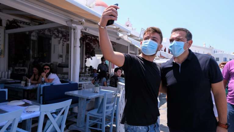 Τσίπρας από Μύκονο: Παταγώδης αποτυχία το lockdown- Πελώνη: Eπαναλαμβάνει λόγια του αέρα