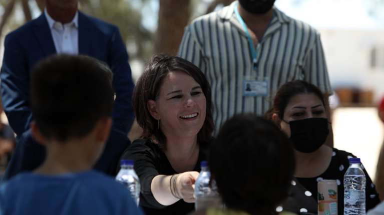 Αναλένα Μπέρμποκ: Σε δομή φιλοξενίας με προσφυγόπουλα στο Σχιστό, μετά τα λευκά λουλούδια στο Μνημείο Ολοκαυτώματος