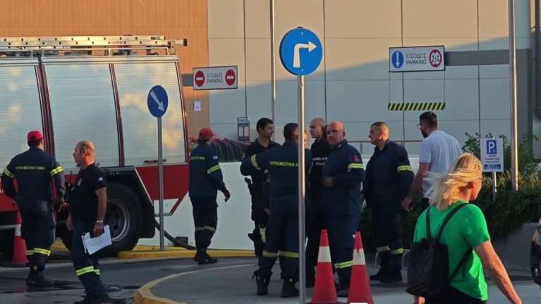 Φωτιά σε υπόγειο πάρκινγκ εμπορικού κέντρου στην Πειραιώς [Βίντεο]