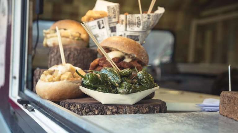 Πίτσα και κρασιά, burgers και cocktails, Χρυσοσκουφάτα guests και μουσικές: Τα φεστιβάλ γεύσης στην Αθήνα για αυτό το φθινόπωρο