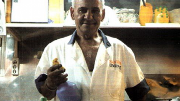 Πέθανε ο &quot;Μαύρος&quot;, ο ιδιοκτήτης της πιο &quot;καλτ&quot; καντίνας στη Θεσσαλονίκη - Όταν τον &quot;προσκύνησε&quot; ο Καζαντζίδης