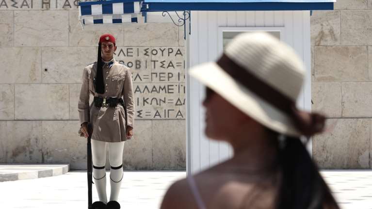 Οι Εύζωνες αψηφούν τον καύσωνα: Στις θέσεις τους παρά τις ακραίες θερμοκρασίες [βίντεο]