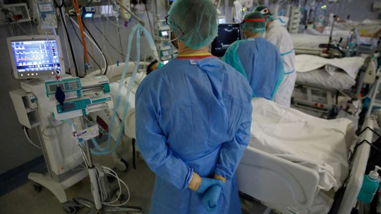 Φονικός ο Ιανουάριος: Ο κορονοϊός έσπασε το μαύρο ρεκόρ των θανάτων του Δεκέμβρη- 2.710 νεκροί σε έναν μήνα