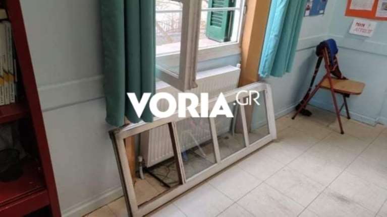 Θεσσαλονίκη: Παράθυρο έπεσε την ώρα του μαθήματος σε Δημοτικό σχολείο - Τα κουφώματα του... 1893