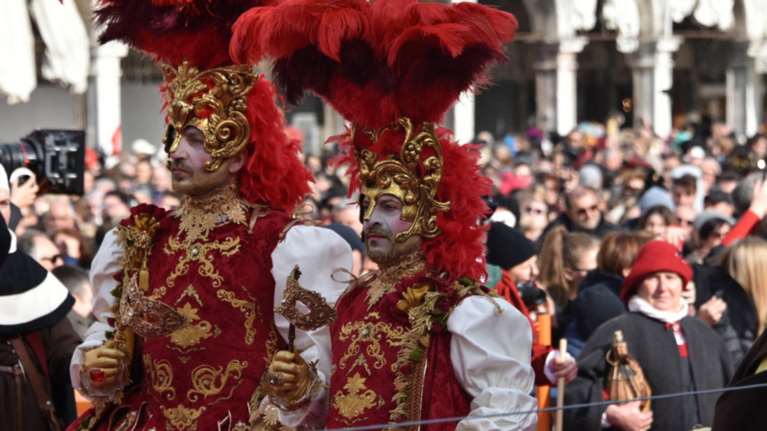 Κοροναϊός: Δύο χρόνια φυλακή στους &quot;ανυπάκουους&quot; για τις αποκριάτικες εκδηλώσεις