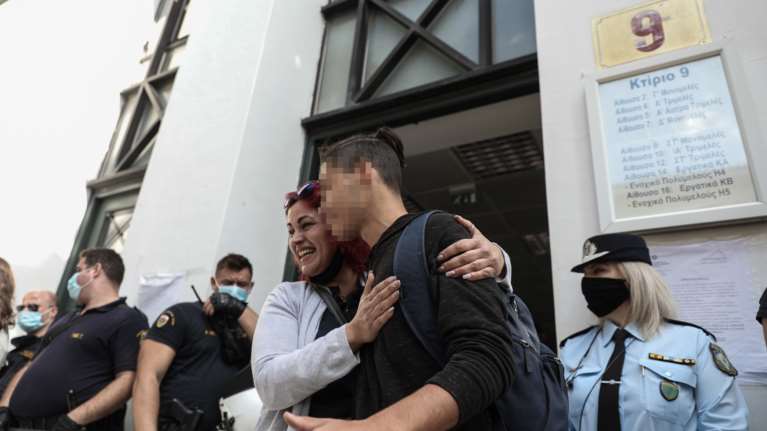 Οι πρώτες φωτογραφίες του 14χρονου που κρατείτο στη ΓΑΔΑ και αφέθηκε ελεύθερος