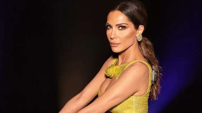 Δέσποινα Βανδή: Το σακάκι της είναι στη γήινη απόχρωση που ταιριάζει σε όλες τις γυναίκες