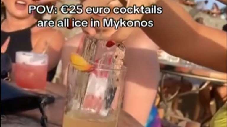 Μύκονος: Τουρίστρια καταγγέλλει ότι πλήρωσε ακριβά ποτό που ήταν ένα κομμάτι πάγος: &quot;Κοκτέιλ αξίας 25 ευρώ είναι σκέτο πάγος&quot;