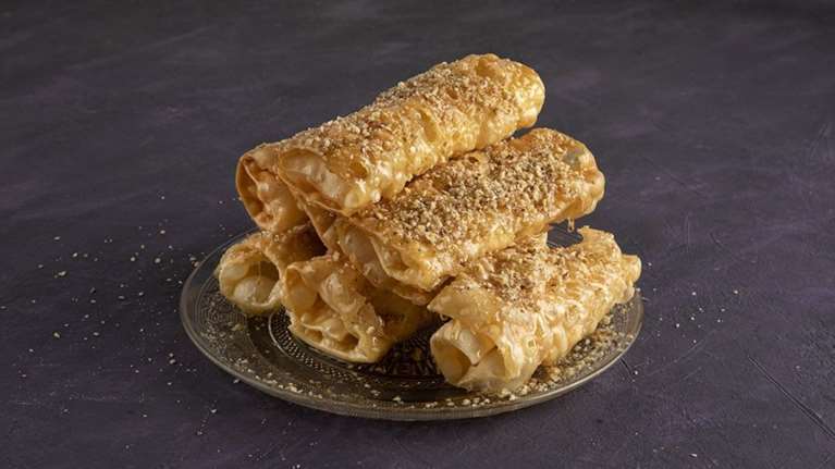 Δίπλες: Πώς θα τις φτιάξετε γρήγορα - Η συνταγή για τις πιο τραγανές και τέλεια μελωμένες [βίντεο]