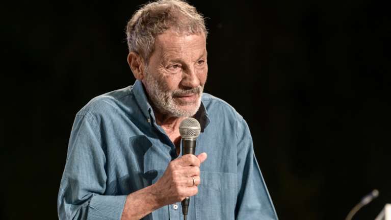 &quot;Νυν και αει&quot;: Ο Σταύρος Ξαρχάκος σε μια ανεπανάληπτη συναυλία στη Μονή Τοπλού