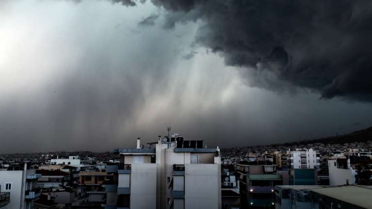 Καλοκαιρινά μπουρίνια και σήμερα: Ισχυρές βροχές και καταιγίδες σε ολόκληρη τη χώρα