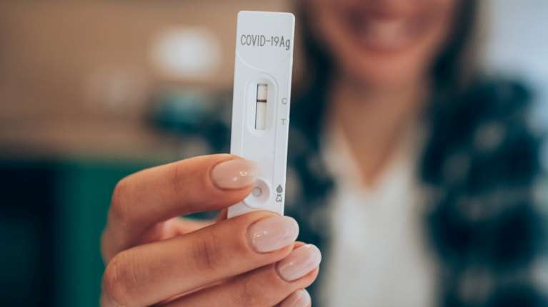 Έχετε συμπτώματα αλλά το self test βγαίνει αρνητικό. Τι μπορεί να σημαίνει αυτό;