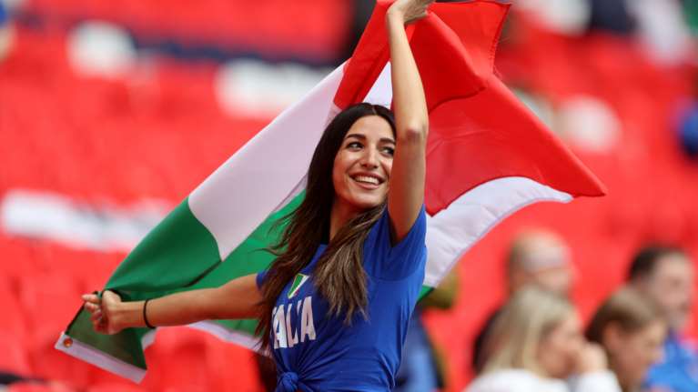 Euro 2020: H Εθνική Ιταλίας θα τιμήσει απόψε την Ραφαέλα Καρά - Θα ακουστούν τραγούδια της στην προθέρμανση