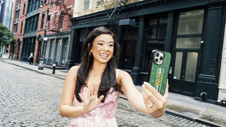 Μια influencer της Wall Street που θέλει να μάθει στις &quot;κολλητές&quot; της οικονομικά