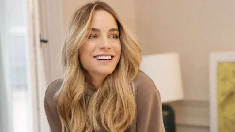 Η Δούκισσα Νομικού στο Παρίσι - Οι πόζες με το μπουρνούζι της