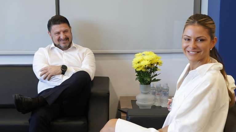 Μαρία Μενούνος: Η συνάντηση με τον Νίκο Χαρδαλιά ως Πρέσβειρα της Περιφέρειας Αττικής