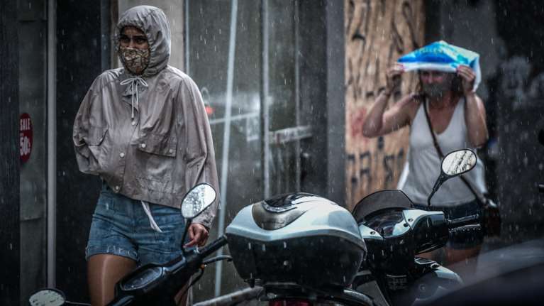 Ο καιρός σήμερα: Βροχές, καταιγίδες και χαλάζι - Σε ποιες περιοχές τα φαινόμενα θα είναι ισχυρά