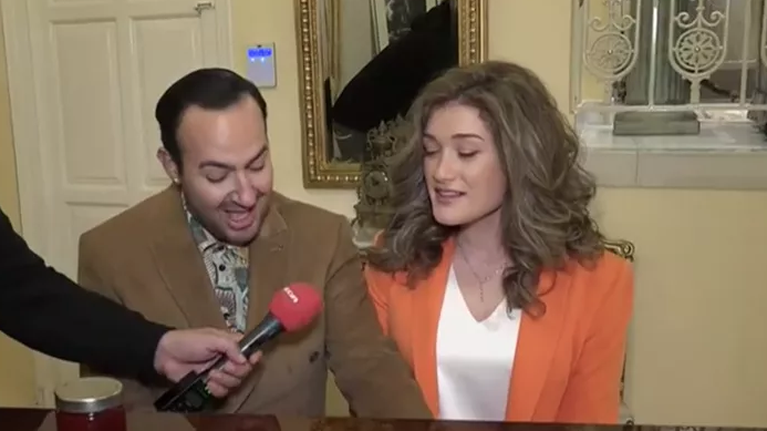 Μαυρίκιος Μαυρίκιου: Ο θεατρικός παραγωγός μάς ξεναγεί στο αριστοκρατικό σπίτι που μένει με τη μέλλουσα σύζυγό του, Ιλάειρα (βίντεο)