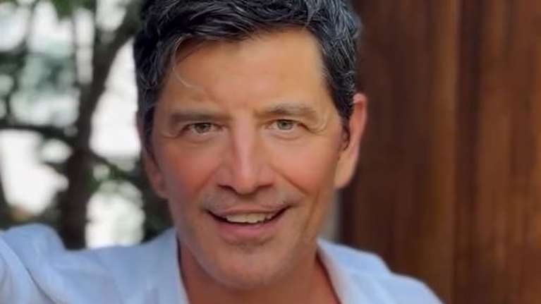 Ο Σάκης Ρουβάς μαζεύει σύκα στον κήπο του στον Νέο Βουτζά - Το μίνι τρακτερ του ποπ σταρ