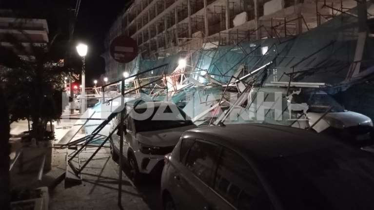 Ρόδος: Κατέρρευσε σκαλωσιά σε ξενοδοχείο - Ζημιές σε περισσότερα από 20 αυτοκίνητα [εικόνες]