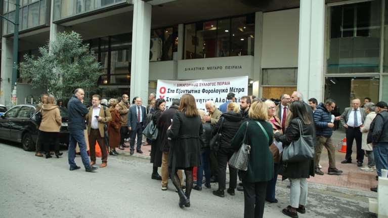 Τι συμβαίνει με τους δικηγόρους;- &quot;Τρεις και ο κούκος&quot; στις διαδηλώσεις κατά του φορολογικού νομοσχεδίου