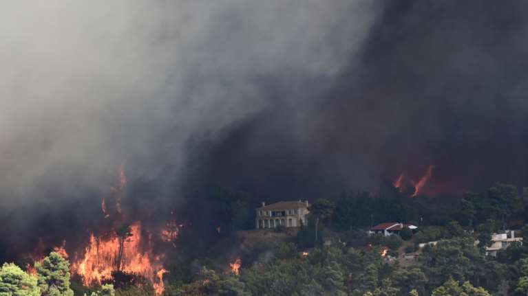 Μυστήριο με το πώς ξεκίνησε η φωτιά στον Βαρνάβα - Το βραχυκύκλωμα σε κολόνα ηλεκτροδότησης
