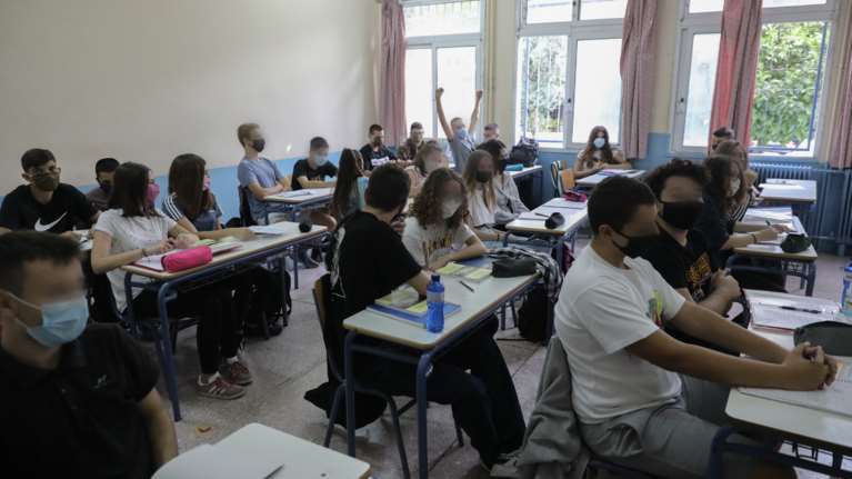 Πώς θα ανοίξουν Γυμνάσια και Λύκεια: Υποχρεωτική μάσκα και διαφορετικά διαλείμματα - Ολα τα μέτρα πρόληψης