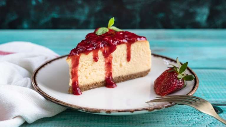 Ονειρικό τσίζκεικ με ζαχαρούχο και πτι-μπερ: To εύκολο και σπιτικό γλυκό που θα φτιάχνεις συνέχεια