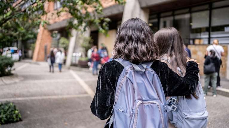 Γιατί οι γονείς αντιδρούν μετά από έγγραφο της Διεύθυνσης Εκπαίδευσης που πρότεινε στους διευθυντές να μην επιτρέπουν στα παιδιά να φύγουν από το σχολείο χωρίς ενήλικα