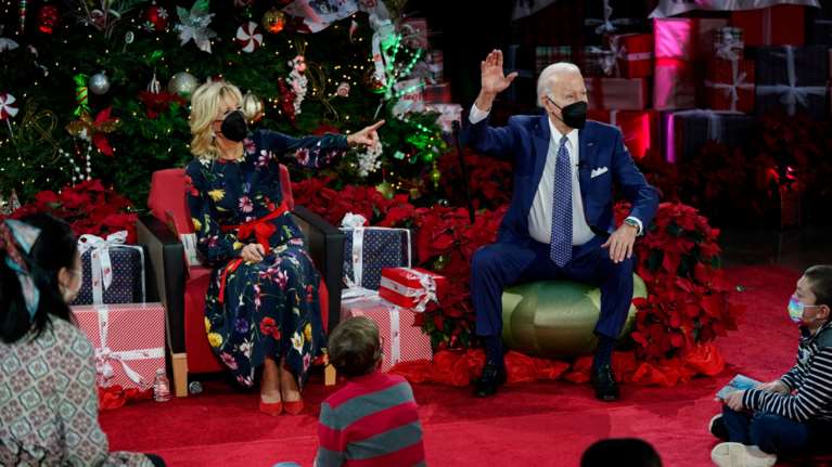 "Let's go Brandon!" αντί για χρόνια πολλά στον Τζο Μπάιντεν από Αμερικανό σε χριστουγεννιάτικο τηλεφώνημα