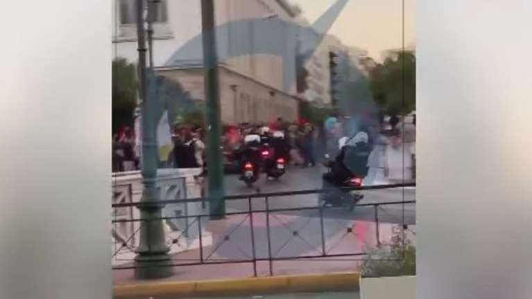 Βίντεο ντοκουμέντο: Μηχανές της ΕΛ.ΑΣ. περνούν μέσα από μπλοκ διαδηλωτών στην πορεία της Πέμπτης - Τι απαντά το υπουργείο