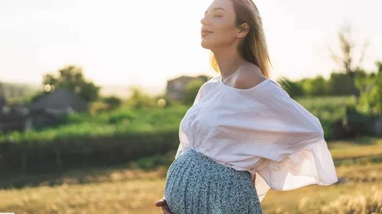 Εγκυμοσύνη: Πώς θα φροντίσεις τον εαυτό σου και το μωρό κατά τη διάρκεια του καλοκαιριού