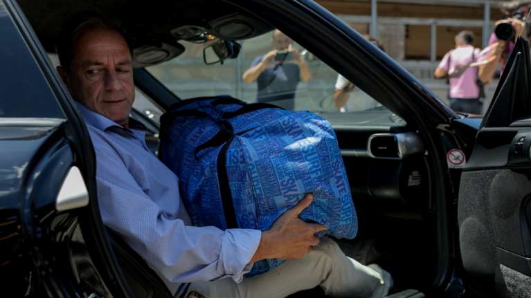 Το άρθρο Μαγκλίνη στην Καθημερινή για τον Λιγνάδη, ο σάλος και η απάντηση της εφημερίδας: "Πολυφωνία και φίμωτρα"