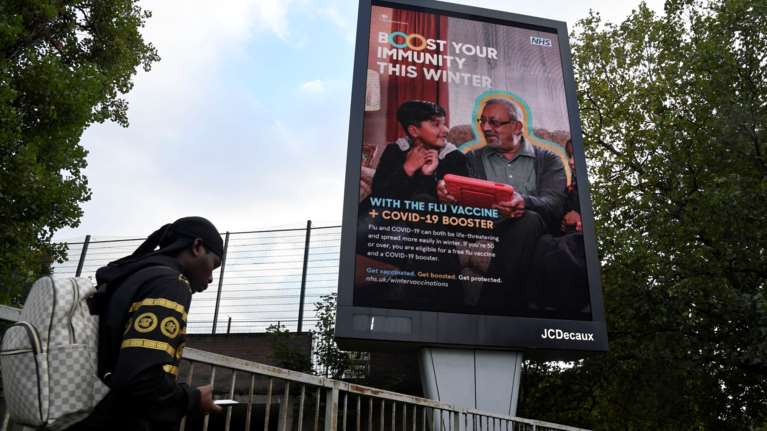 &quot;Εμβολιαστείτε ή απολύεστε&quot;: H Βρετανία ανακοίνωσε υποχρεωτικό εμβολιασμό για τους εργαζόμενους στο NHS