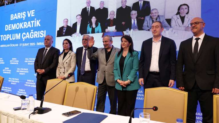 Ο Οτσαλάν καλεί το ΡΚΚ να καταθέσει τα όπλα: &quot;Πρέπει να αυτοδιαλυθεί - Αναλαμβάνω την ιστορική ευθύνη&quot;