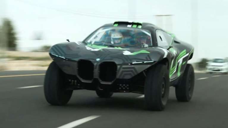 Video: BMW Dune Taxi ή πώς τρομάζεις τις καμήλες