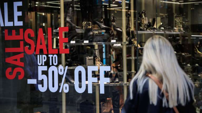 Πρεμιέρα σήμερα για τις χειμερινές εκπτώσεις - Οι δύο Κυριακές που θα είναι ανοιχτά τα καταστήματα