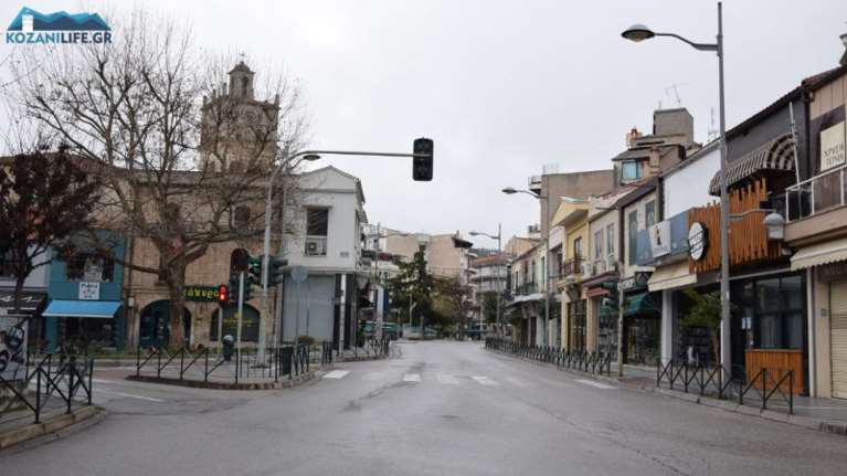 Η 25η Μαρτίου στην έρημη Κοζάνη λόγω κορονοϊού - Στρατονόμοι ψάλλουν τον Εθνικό Ύμνο