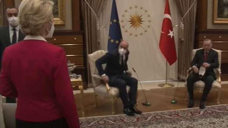 Απίθανος Τσαβούσογλου για το "Sofagate" - Δεν φταίμε εμείς, φταίει η "κόντρα" Φον Ντερ Λάιεν με Μισέλ