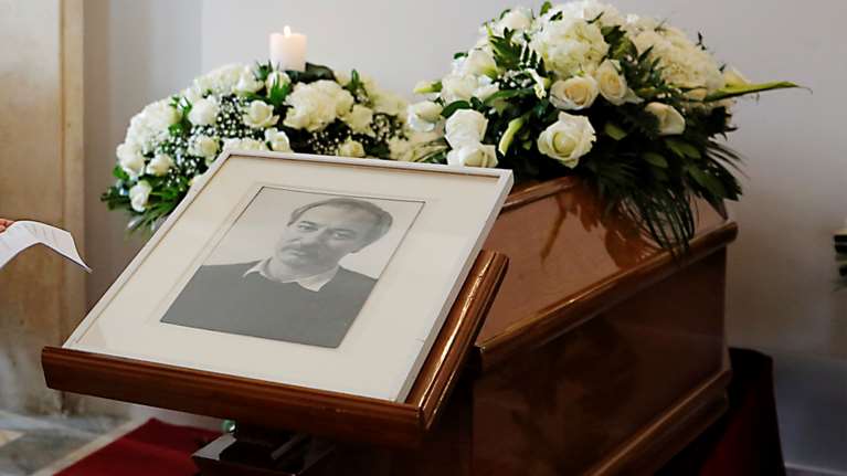 Συγκίνηση στο τελευταίο αντίο για τον Χρόνη Μπότσογλου: Πλήθος καλλιτεχνών στην κηδεία του