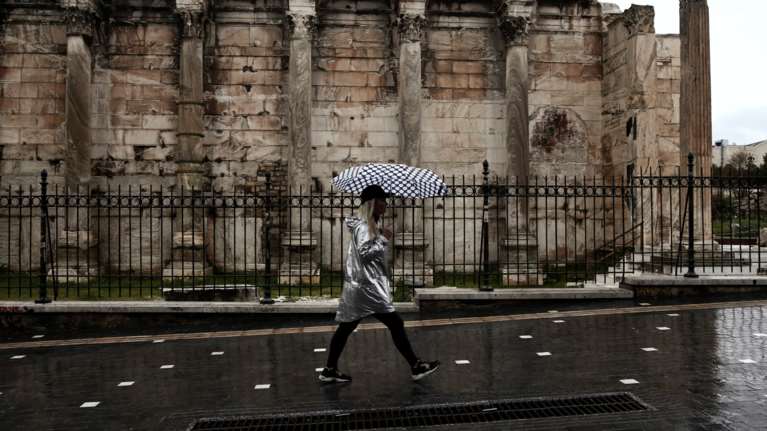 Μεγάλα ύψη βροχής, θυελλώδεις άνεμοι, υψηλές θερμοκρασίες και σκόνη στα νότια