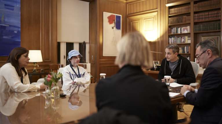 Τις εγκαυματίες Βικτώρια και Αντριέλα συνάντησε ο Μητσοτάκης: Η μάχη με τα τραύματα, το τυχαίο γεγονός που τους άλλαξε τη ζωή