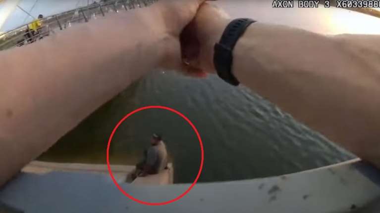 ΗΠΑ: Αστυνομικοί αφήνουν άστεγο να πνιγεί μπροστά στα μάτια τους- Επεσε σε λίμνη, εκείνοι κοιτούσαν αδιάφοροι [βίντεο]