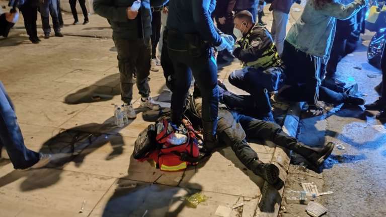 Συγκέντρωση για τα Τέμπη στο Σύνταγμα - Βίντεο από την επίθεση των ΜΑΤ σε διαδηλωτές πάνω στα ονόματα των νεκρών